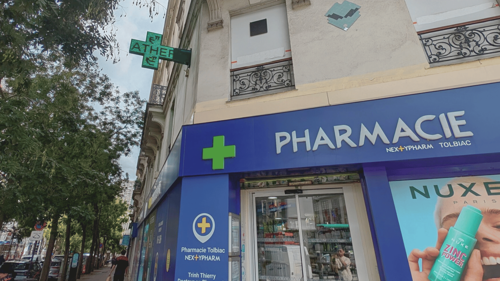 Devanture et intérieur de la Pharmacie Tolbiac Nextypharm à Paris 13